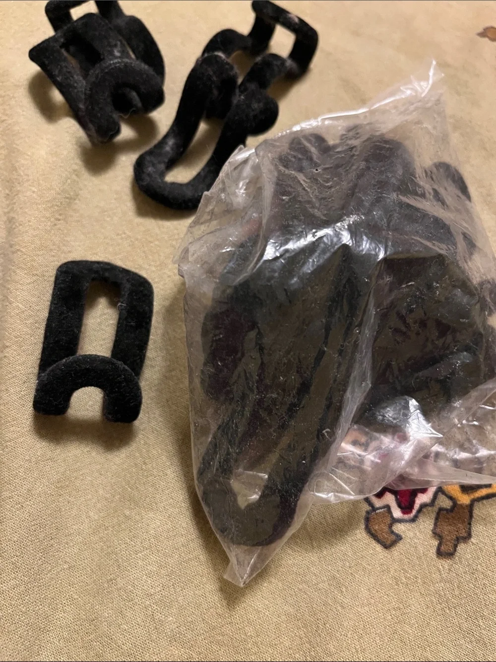 Huggable hanger clips